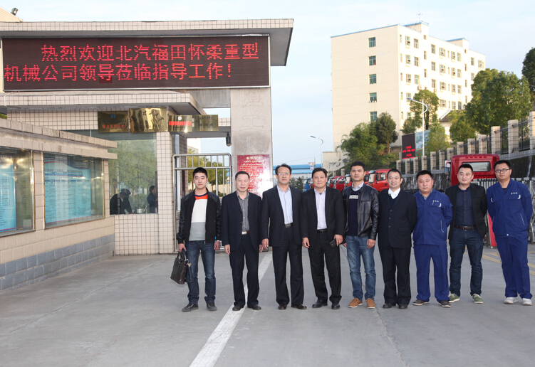 G佳恒公司副總經(jīng)理明廷海(左二)為懷柔重機總經(jīng)理總經(jīng)理王峰(左三)佳恒公司總經(jīng)理楊永明(左四)懷柔重機質(zhì)量外檢科長張超(